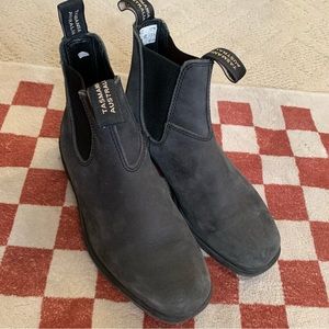 Blundstone dress Chelsea boots. Square toe. Rustic black